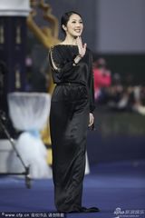 组图：杨千嬅走蓝毯 黑裙镶金边显贵气