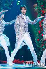 组图：《M Countdown》2NE1夺冠 金宇彬主持