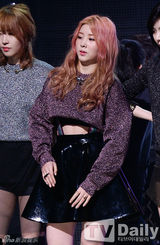 组图：韩团2NE1《M countdown》打榜拿第一