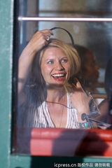 组图：克莱尔-丹尼斯挺大肚现身片场任监制