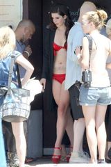 组图：打雷姐红艳泳装身材走样 与型男高空紧拥