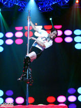 组图：60岁退休男干部挑战钢管舞 舞姿不输职业舞者