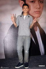 组图：柯震东首办签名会跳不高放不开表现生涩