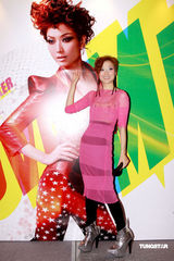 幻灯：郑秀文许志安相拥献唱 梁洛施李嘉欣捧场