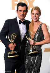 组图：艾美奖后台 喜剧类最佳男女配角亮相