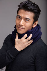 组图：唐文龙化身围脖达人 笑容点亮秋日风情