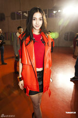 组图：Angelababy出席巴黎时装展 成全场焦点