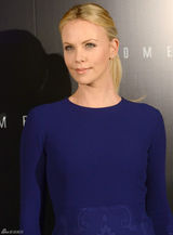 查理兹-塞隆亮相《普罗米修斯》巴黎首映礼(图)