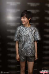 组图：黄晓明黑超遮面 孙俪秀长腿性感吸睛