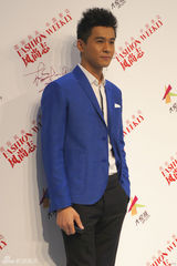 组图：乔振宇亮相风尚活动 第一时间为雅安祈福