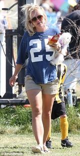 组图：布兰妮搂儿子亲密母爱泛滥 与前夫同场