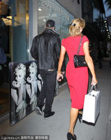 组图：希尔顿携小男友逛街 紧身红裙曲线毕露