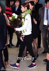 组图：金妍儿返韩引媒体蜂拥 亮相记者会卖萌