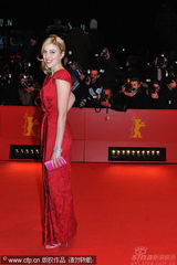 幻灯：本-斯蒂勒《格林伯格》首映 红裙女主角亮丽