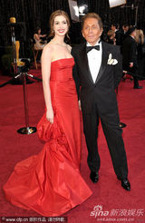 组图：安妮-海瑟薇拖地红裙亮相 娇艳红唇秀性感