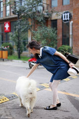 组图：张静初英伦系街拍 初秋牛仔复古风