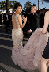 高清组图：伊娃-朗格利亚长裙亮相戛纳红毯