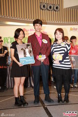 组图：严爵白安办签唱会 闻AV阿信裸照愕然