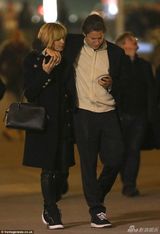 组图：40岁海蒂-克鲁姆勾搭嫩草 两人街头亲吻