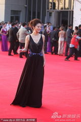 组图：《给野兽献花》亮相百花红毯 安以轩秀乳沟