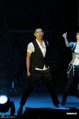 组图：《虾仔爹地》首演落幕 刘德华友情客串