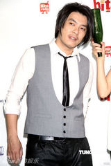 幻灯图：阿杜宣传新专辑 被mv女主角用酒瓶砸头