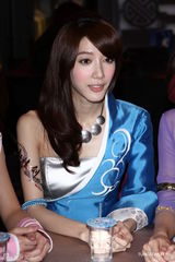 组图：Dream Girls合体代言 古装cosplay耍刀弄剑