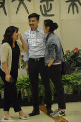 组图：张瑶与老公看话剧秀恩爱偶遇张亚东