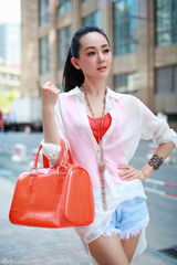 组图：张定涵街拍秀美腿 演绎清新时尚丽人