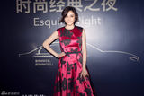 组图：关之琳红裙亮相气质优雅 获经典人物奖