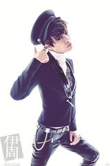 组图：李宇春型格大片 演唱会幕后花絮曝光