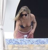 组图：安妮斯顿穿性感比基尼与男友甜蜜度假