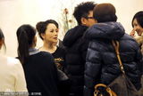 组图：贾乃亮牵爱妻现身酒店 李小璐皱眉面露不悦