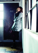 高清组图：韩星朴敏英秋装写真 时尚单品异国风情