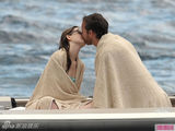 组图：海瑟薇与男友海边拥吻 性感凸点浑然不知