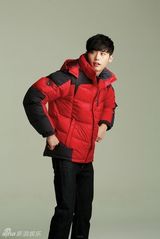 组图：李钟硕代言服装品牌拍冬装广告写真
