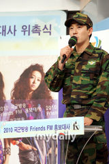 幻灯图：f(x)成韩国军广播形象大使 金桢勋出席活动