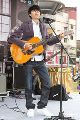 组图：方大同签唱会冰雕塔庆功 自称渴望海岛婚礼