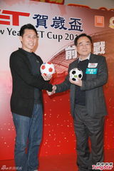 组图：张国强热爱足球 望与家人组队