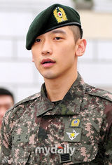 组图：韩星Rain正式退役 帅气行军礼湿眼眶