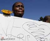 高清组图：各地粉丝祭奠杰克逊 烛光点点照亮天国路