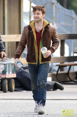 组图：哈利波特丹尼尔转型恐怖片 头顶犄角面色阴郁