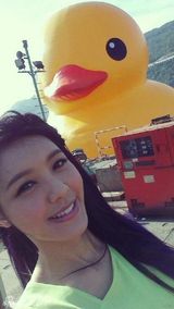 组图：大黄鸭袭港引热潮 刘德华余文乐童心未泯