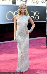 组图：拉拉-斯班瑟斜肩亮圈裙闪耀红毯