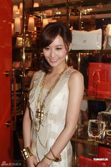 组图：汪诗诗出席新店开幕礼 力挺甄子丹认真专业