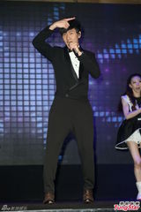 组图：林俊杰西装绅士献唱 自曝已一年未接吻