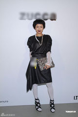 组图：徐濠萦出席时装展感受自然气息