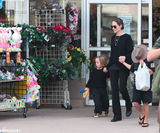 组图：朱莉皮特带娃度假 分头游玩温情十足