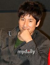 组图：崔江熙李善均宣传《罗曼史》 现场搞怪不断