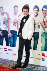 组图：范冰冰助阵COOLGUY 遇痴情粉丝胸前签名